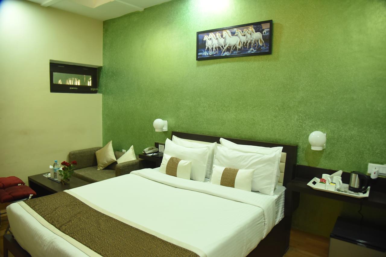 Rnb Select Vijay Delux Hotel Sultanpur  Exterior photo