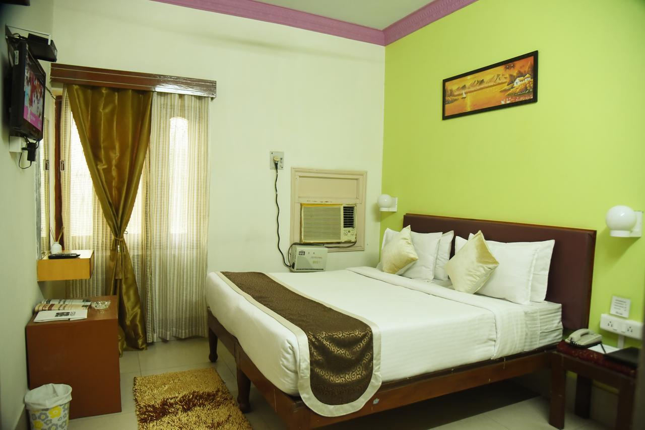 Rnb Select Vijay Delux Hotel Sultanpur  Exterior photo