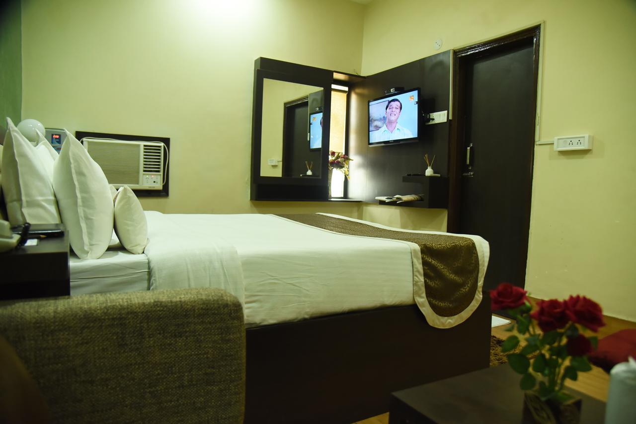 Rnb Select Vijay Delux Hotel Sultanpur  Exterior photo