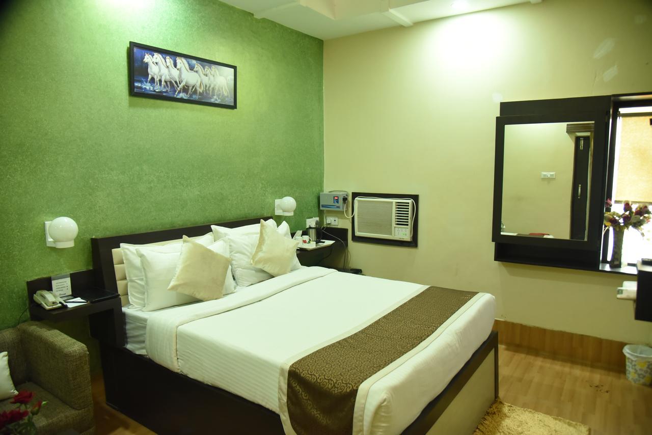 Rnb Select Vijay Delux Hotel Sultanpur  Exterior photo