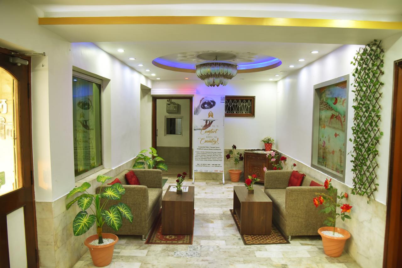 Rnb Select Vijay Delux Hotel Sultanpur  Exterior photo